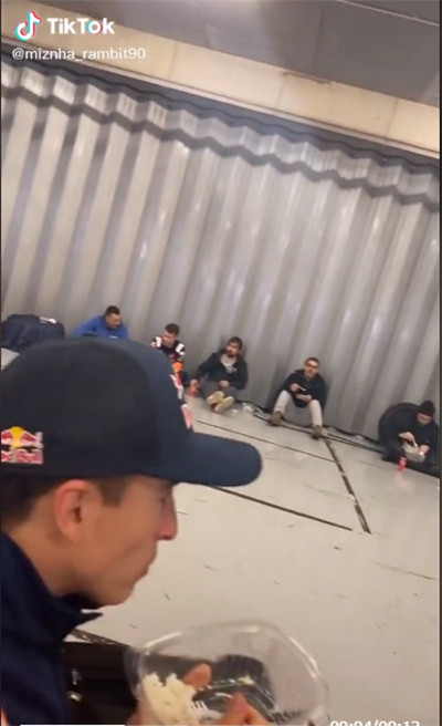 Viral! Marc Marquez Kedapatan Makan Nasi Kotak, Dinilai Sederhana Banget