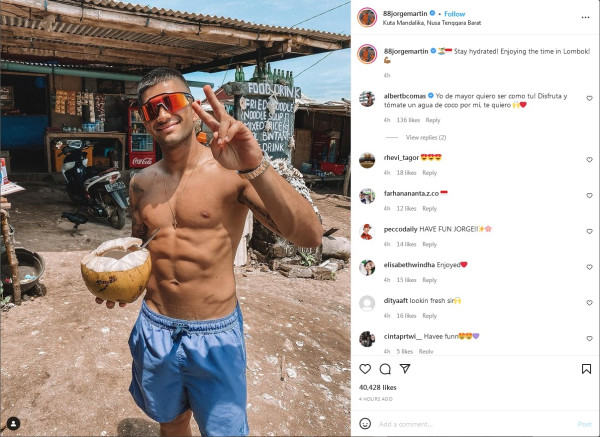 Jorge Martin Jelajahi Kampung Sekitar Sirkuit Mandalika sambil Nikmati Kelapa Muda
