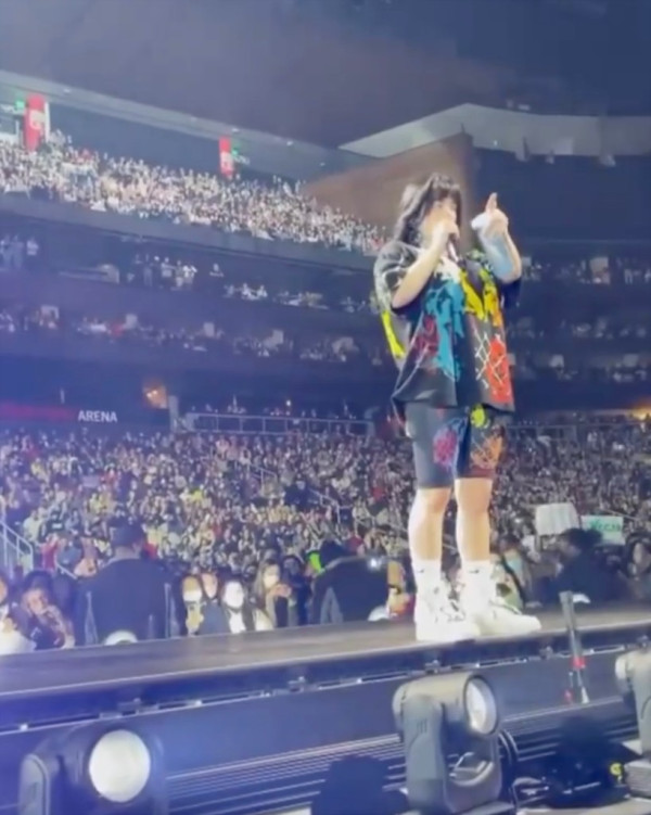Billie Eilish Hentikan Konser Demi Bantu Penggemar yang Sesak Napas