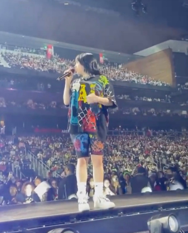 Billie Eilish Hentikan Konser Demi Bantu Penggemar yang Sesak Napas