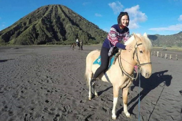 Penampakan Polwan Cantik Briptu Christy, Seksi Berkulit Mulus Namun Tak Bisa Tekanan