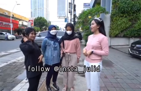 Mayang dan Chika Turun ke Jalan untuk