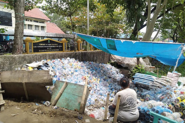 Satu Keluarga di Sinjai Hidup di Gubuk Tak Layak Huni Depan Kantor Bappeda