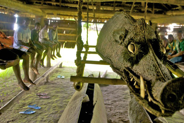 Mengenal Tradisi Suku Sepik, Menyayat Kulit untuk Mengambil Kekuasaan Buaya