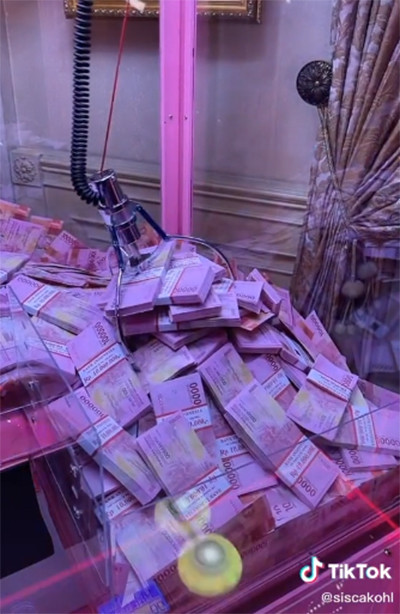 Viral! Sisca Kohl Main Mesin Capit Isi Gepokan Uang Rp100.000, Netizen Minta Shareloc Mau Ikutan Coba
