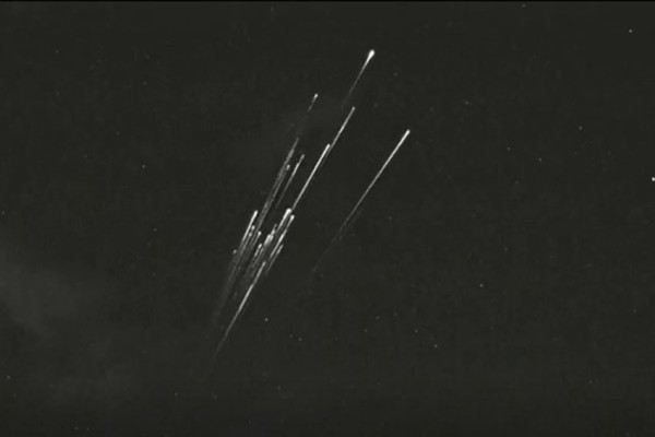 Ini Rekaman Video Detik-Detik Satelit SpaceX Starlink Berguguran Setelah Dihantam Badai Matahari