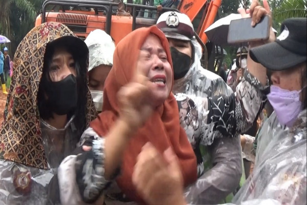 Eksekusi Lahan Tol di Serdang Bedagai Ricuh, Emak-emak Menangis dan Pingsan Tolak Tanahnya Dihargai Murah