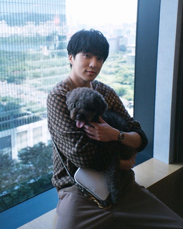 10 Idol K-Pop yang Adopsi Anjing Telantar, Ada yang Ditinggal di Pom Bensin