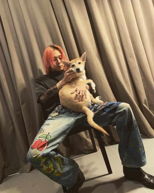 10 Idol K-Pop yang Adopsi Anjing Telantar, Ada yang Ditinggal di Pom Bensin