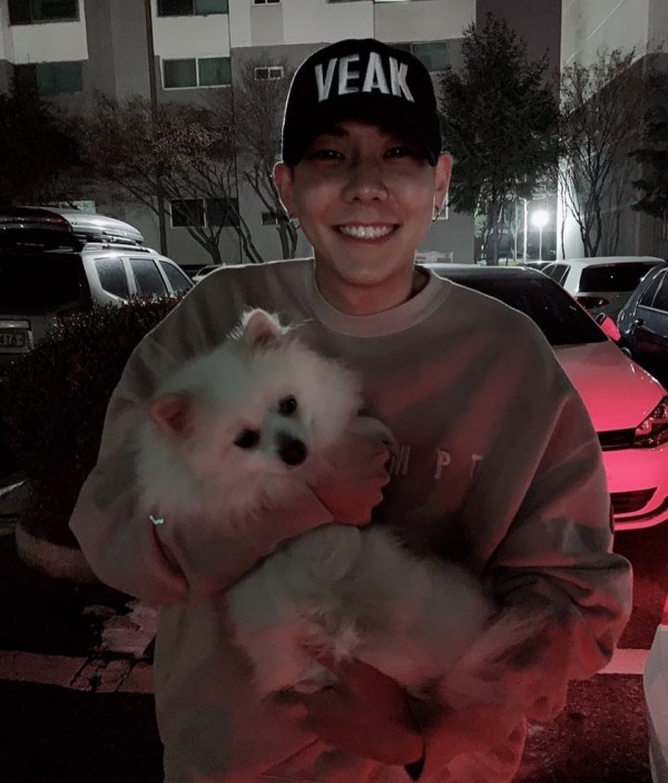 10 Idol K-Pop yang Adopsi Anjing Telantar, Ada yang Ditinggal di Pom Bensin