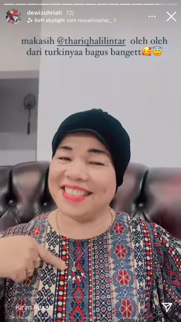 Thariq Halilintar Belikan Ibunda Fuji Kalung Mewah, Ini Penampakannya