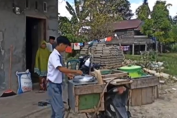 Kisah Diki Anak Yatim yang Tak Malu Bantu Ibunya Jualan Siomay Sambil Sekolah