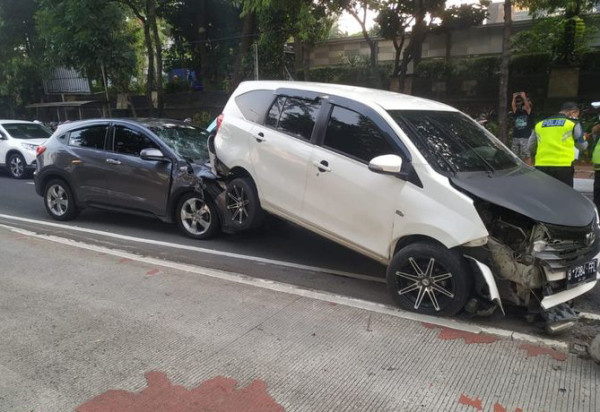 4 Insiden Mobil Tabrak Separator Busway, Nomor 1 Sungguh Memilukan