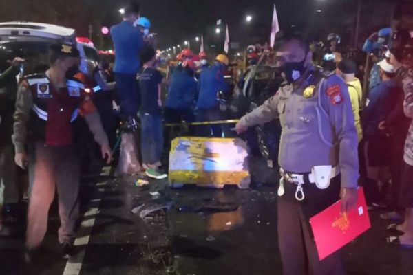 4 Insiden Mobil Tabrak Separator Busway, Nomor 1 Sungguh Memilukan