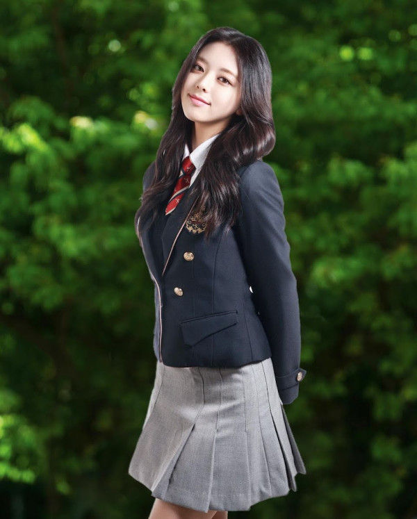 Yuna ITZY Lulus Sekolah, Foto Wisudanya Cantik Banget