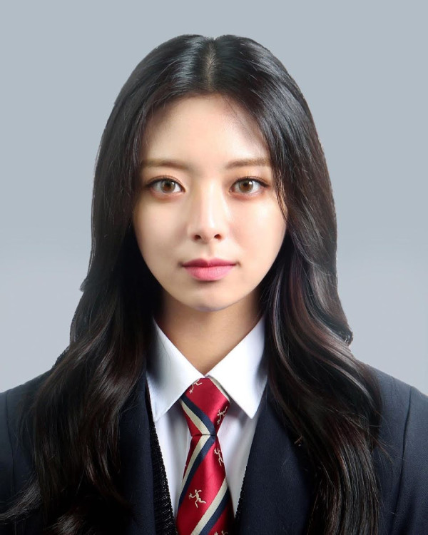 Yuna ITZY Lulus Sekolah, Foto Wisudanya Cantik Banget