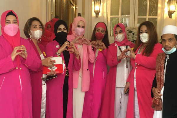 Rayakan Valentine, Angel Lelga dan Yayasan Peace and Love Berbagi pada 100 Anak Hafidz Quran