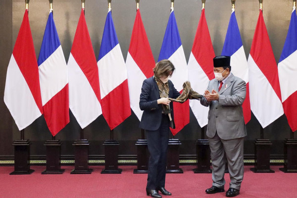 Indonesia Beli Jet Tempur Prancis, Prabowo Hadiahkan Pistol Emas untuk Florence Parly