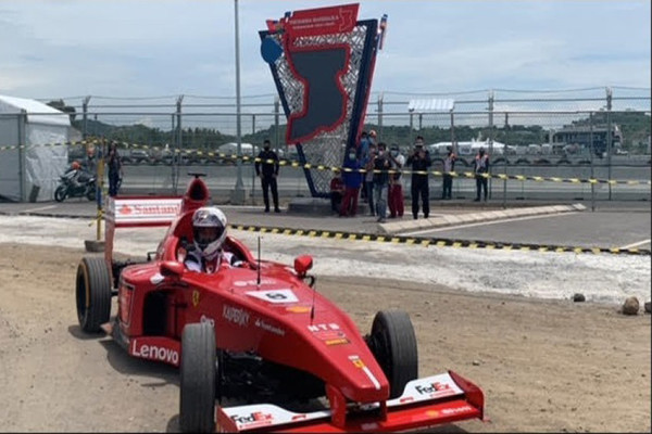 Keren! Mobil Ferrari Formula 1 Buatan Warga Lombok Mejeng di Sirkuit Mandalika