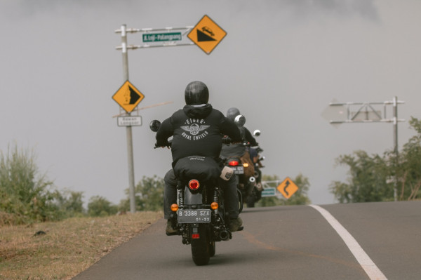 EIGER x Royal Enfield Bikin Biker Tampil Keren On-Bike dan Off-Bike