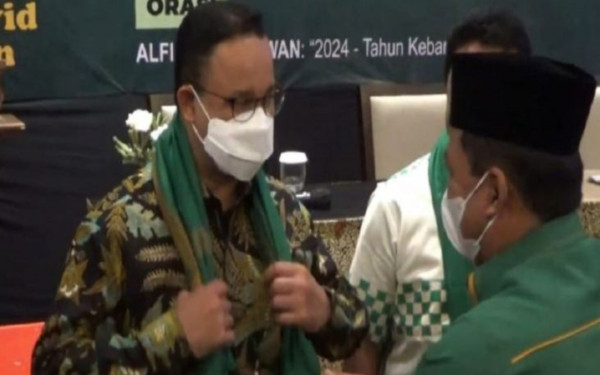 Anies, Teriakan Capres, dan Ikat Kepala Bergambar Kakbah