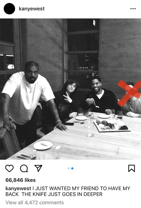 Kanye West Hina Pete Davidson dengan Poster Civil War