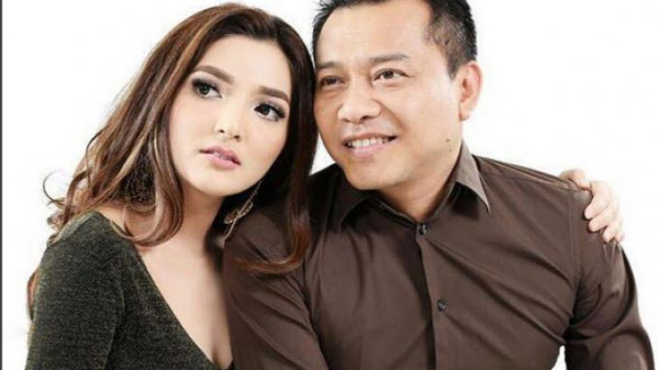 4 Pasangan Artis yang Usianya Beda Jauh, Nomor 3 Selisih 45 Tahun