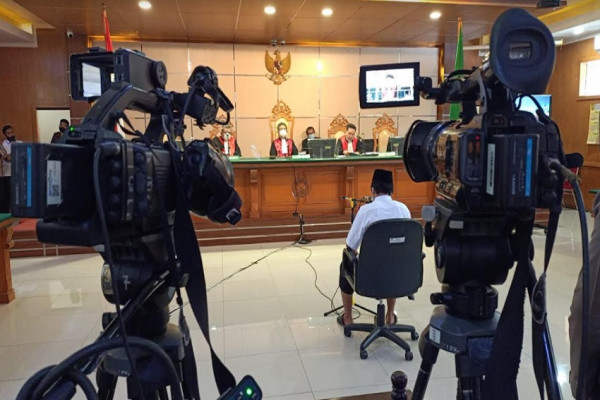 Divonis Penjara Seumur Hidup, Begini Reaksi Herry Wirawan Predator Seks Pemerkosa 13 Santri