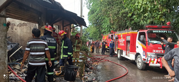 Pemilik Memasak Sambil Isi Botol, Warung Sembako Penjual Bensin Eceran Ludes Terbakar
