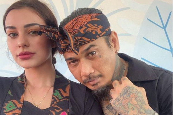 4 Pasangan Artis yang Usianya Beda Jauh, Nomor 3 Selisih 45 Tahun