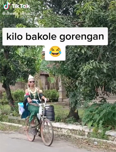 Viral! Wanita Penjual Gorengan Berdandan seperti Nyai Roro Kidul, Sebut Laut Selatan Lagi Krismon