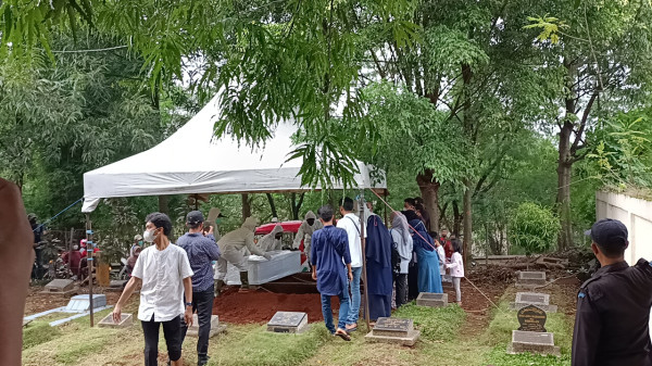 Dorce Gamalama Dimakamkan, Isak Tangis Keluarga Pecah