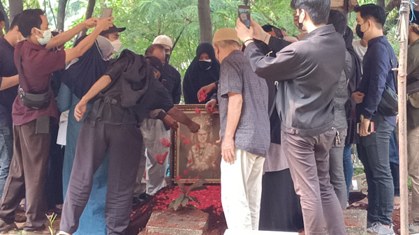 Dorce Gamalama Dimakamkan, Isak Tangis Keluarga Pecah