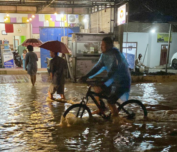 Hujan Deras Sejam, Jalan Protokol di Kota Bojonegoro Mendadak Jadi Kolam
