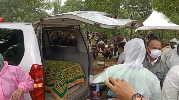 Dorce Gamalama Dimakamkan, Petugas Gunakan APD Lengkap