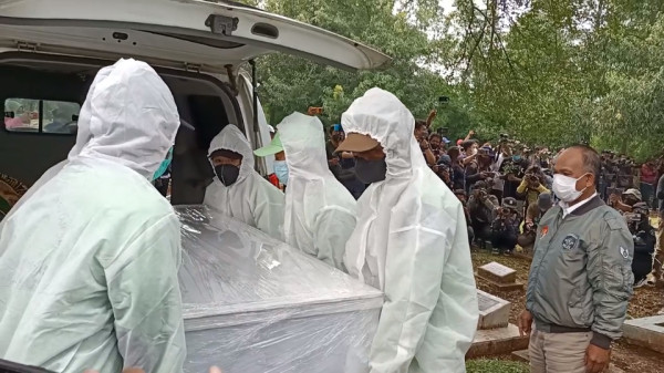 Dorce Gamalama Dimakamkan, Petugas Gunakan APD Lengkap