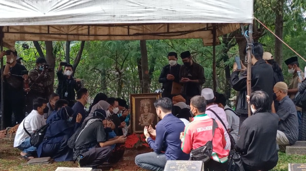 Dorce Gamalama Dimakamkan, Isak Tangis Keluarga Pecah