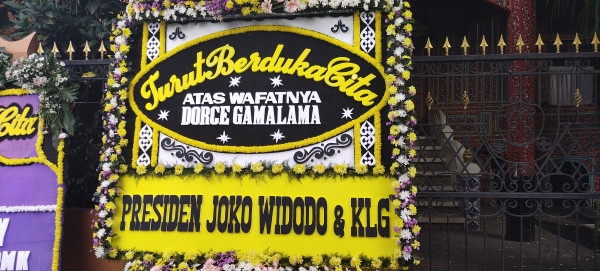 Karangan Bunga dari Presiden Jokowi hingga Megawati Penuhi Rumah Dorce Gamalama