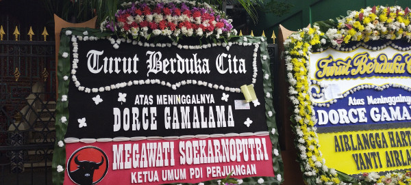 Karangan Bunga dari Presiden Jokowi hingga Megawati Penuhi Rumah Dorce Gamalama