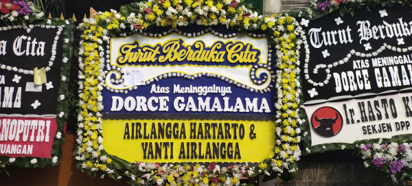 Karangan Bunga dari Presiden Jokowi hingga Megawati Penuhi Rumah Dorce Gamalama