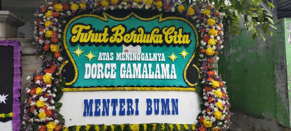 Karangan Bunga dari Presiden Jokowi hingga Megawati Penuhi Rumah Dorce Gamalama