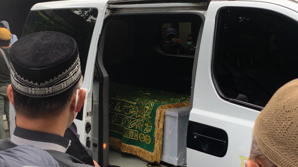 Foto Dorce Gamalama Disalatkan Banyak Pelayat, Jenazah Tidak Diturunkan dari Mobil