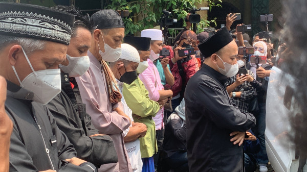 Foto Dorce Gamalama Disalatkan Banyak Pelayat, Jenazah Tidak Diturunkan dari Mobil