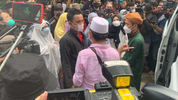 Foto Dorce Gamalama Disalatkan Banyak Pelayat, Jenazah Tidak Diturunkan dari Mobil