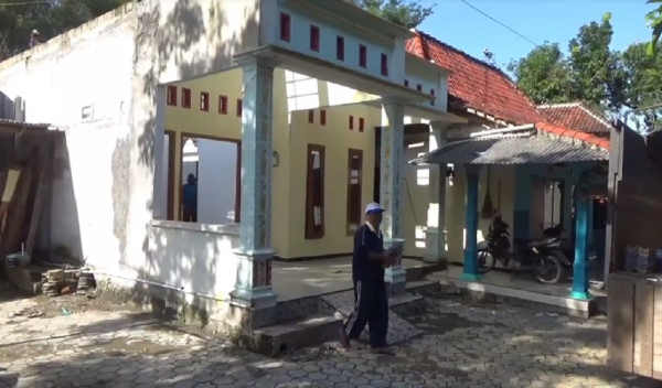 Jengkel Diselingkuhi dan Ditalak Suami, Istri Bongkar Rumah Hasil Kerja Jadi TKI