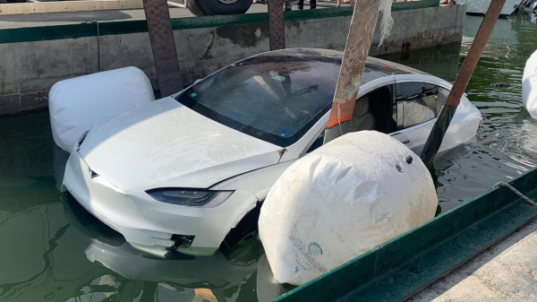 Nyemplung ke Laut, Evakuasi Tesla Sulit Dilakukan karena Reaksi Kimia