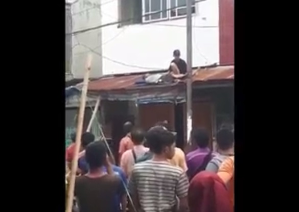 Detik-detik Buruh Bangunan Tersengat Listrik, Evakuasinya Dramatis