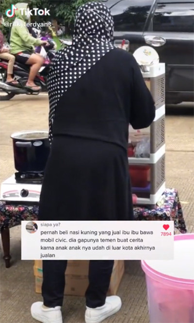 Viral! Ibu-Ibu Jualan Nasi Kuning Pakai Mobil Mewah, Alasannya Bikin Nyesek!