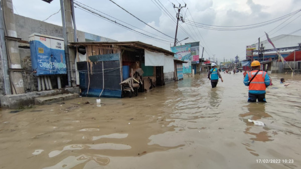 Gardu Kebanjiran, PLN Bekasi Terjunkan Personel Pulihkan Listrik
