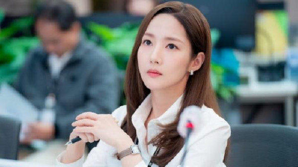 Pesona Park Min-Young vs Kim Tae-Ri, Siapa yang Lebih Memukau?